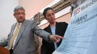 El mensaje está acompañado por una fotografía que muestra López Obrador que en ese momento era jefe de Gobierno de la capital. Foto: Especial