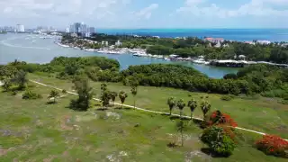 La obra estará a cargo de la empresa Hazama Coporation Desarrollo de Turismo, misma que afectará 119.7 hectáreas que abarcan el campo del golf y otras áreas verdes