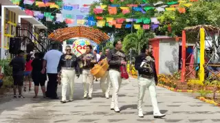 Los visitantes recorrieron un camino y arco de color amarillo con las múltiples flores de cempasúchil