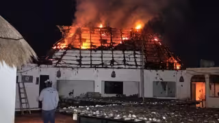 Evacuan a huespedes de conocido hotel de Río Lagartos tras un fuerte incendio