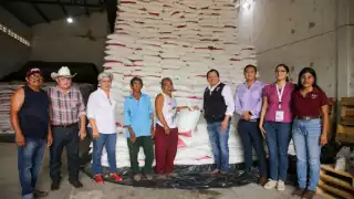 Joaquín Díaz Mena entrega “Fertilizantes para el Bienestar” a campesinos yucatecos
