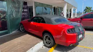 La conductora resultó ilesa, mientras que el auto presentó daños materiales