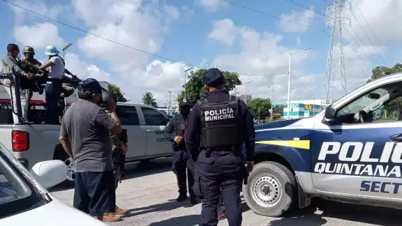 El presunto delincuente fue identificado por las autoridades como Daniel “N”, de 18 años de edad, quien tenía en su poder un arma de fuego. El presunto delincuente fue identificado por las autoridades como Daniel “N”, de 18 años de edad, quien tenía en su poder un arma de fuego.
