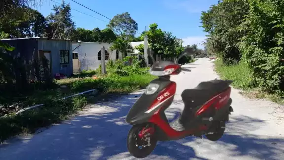 El hombre acudió a visitar a su amigo y le robaron su moto