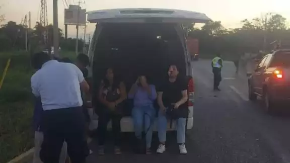 Los pasajeros del vehículo transportista fueron atendidos; cuatro fueron hospitalizados Los pasajeros del vehículo transportista fueron atendidos; cuatro fueron hospitalizados