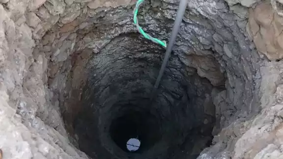 El pozo de agua tenía la lápida de una persona muerta El pozo de agua tenía la lápida de una persona muerta