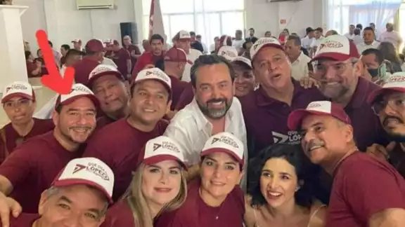 Aunque tiene registro en el PRI, fue coordinador de campaña a la Presidencia de México de Adán Augusto.
La falta de quorum en sesión de Cabildo impidió su nombramiento.
