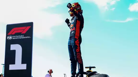 El piloto neerlandés suma una victoria más a su carrera El piloto neerlandés suma una victoria más a su carrera