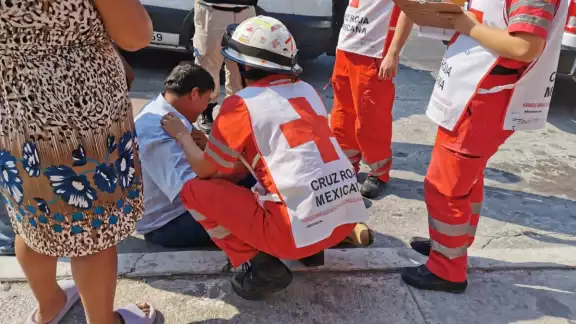 Paramédicos de la Cruz Roja Mexicana auxiliaron al lesionado Paramédicos de la Cruz Roja Mexicana auxiliaron al lesionado