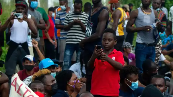 Algunos migrantes, tras recibir la visa temporal en México, buscan llegar a la frontera con Estados Unidos Algunos migrantes, tras recibir la visa temporal en México, buscan llegar a la frontera con Estados Unidos