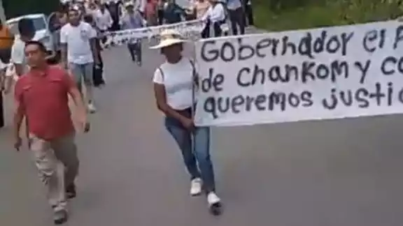 Habitantes de Chankom caminaron hasta la FGE en Valladolid Habitantes de Chankom caminaron hasta la FGE en Valladolid