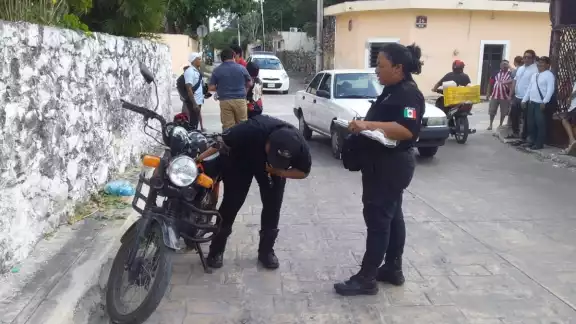 También arribó la Policía Municipal para tomar datos del percance También arribó la Policía Municipal para tomar datos del percance