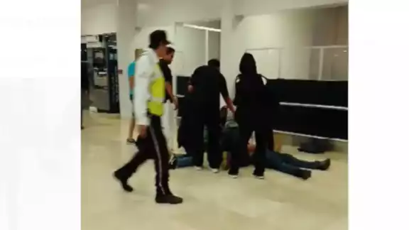 Algunos pasajeros que se encontraban en el Aeropuerto de Cancún dieron los primeros auxilios al hombre que intentó quitarse la vida Algunos pasajeros que se encontraban en el Aeropuerto de Cancún dieron los primeros auxilios al hombre que intentó quitarse la vida