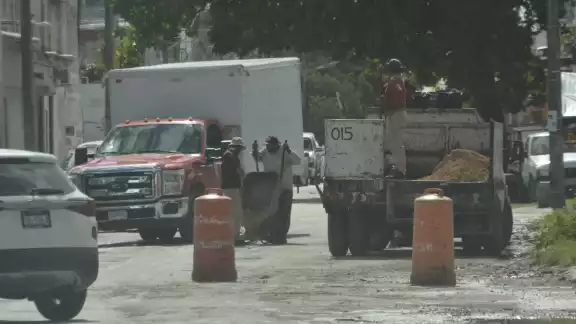 Una cuadrilla de trabajadores del Gobierno municipal llevó a cabo labores de bacheo entre las avenidas Talleres y Leona Vicario. Una cuadrilla de trabajadores del Gobierno municipal llevó a cabo labores de bacheo entre las avenidas Talleres y Leona Vicario.