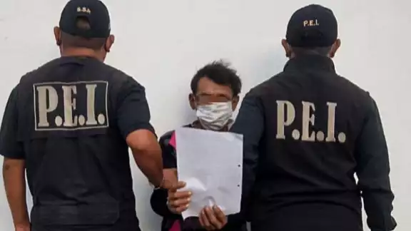 El hombre junto a otras personas golpearon y apedrearon a la víctima El hombre junto a otras personas golpearon y apedrearon a la víctima