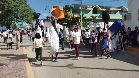 Los padres de familia mantienen hidratados a los alumnos por estar mucho tiempo bajo el sol Los padres de familia mantienen hidratados a los alumnos por estar mucho tiempo bajo el sol