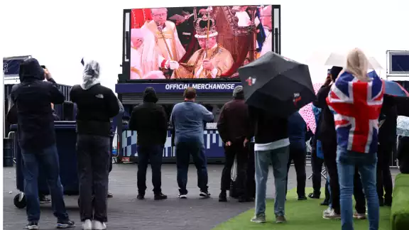 Los ingleses se dieron cita para presenciar la coronación. Foto: Especial