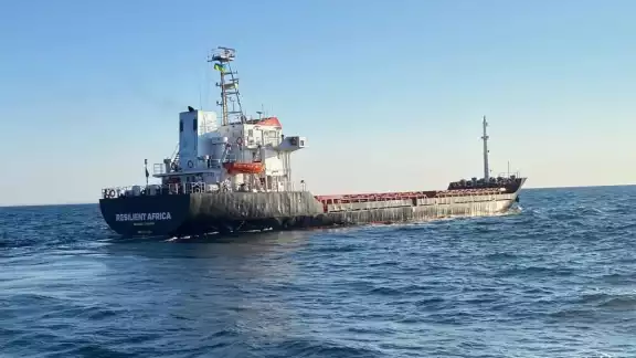 El buque Resilente Africa zarpó de un puerto ucraniano, retando el bloqueo maritimo de Rusia en el Mar Negro