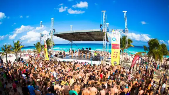 Hace referencia además a múltiples reportes por parte de turistas intoxicados con alcohol adulterado que han perdido la conciencia.