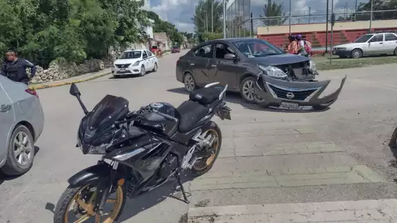 El motociclista fue atendido por paramédicos de la Cruz Roja El motociclista fue atendido por paramédicos de la Cruz Roja