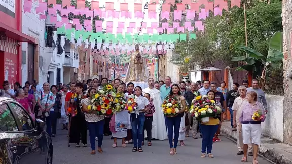 Al retornar a la iglesia, los feligreses repartieron entre los presentes bebidas y roscas