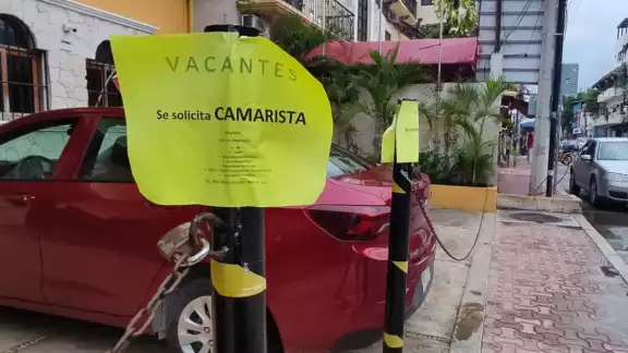 Debido a la falta de trabajadores tienen que laborar horas extras. Debido a la falta de trabajadores tienen que laborar horas extras.