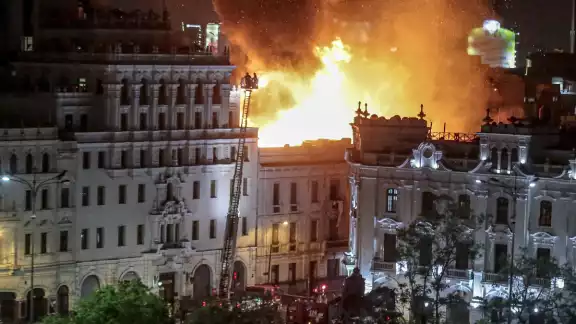 El incendio consumió una de las casonas principales del centro de Luma, Perú El incendio consumió una de las casonas principales del centro de Luma, Perú