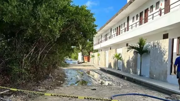 Con bombas de desagüe se han atendido varias calles céntricas de la isla, a fin de dejarlas transitables para residentes y visitantes.