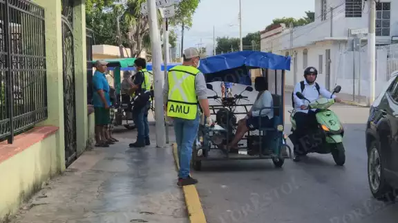Un mototaxi y un automóvil particular chocaron en pleno Centro de Calkiní.