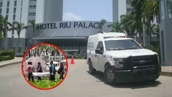 Agentes de la SSC utilizaron paraguas para intentar evitar que el cuerpo fuera fotografiado