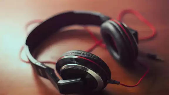 Los médicos también determinaron que el joven tenía heridas en los oídos, causadas por la fuerte explosión de los audífonos Los médicos también determinaron que el joven tenía heridas en los oídos, causadas por la fuerte explosión de los audífonos