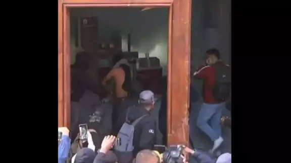 La mañana de este miércoles, normalistas de Ayotzinapa derribaron con una camioneta una de las puertas de Palacio Nacional ubicada en la calle Moneda La mañana de este miércoles, normalistas de Ayotzinapa derribaron con una camioneta una de las puertas de Palacio Nacional ubicada en la calle Moneda