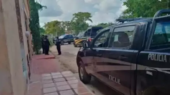 Tras confirmarse el deceso, los oficiales delimitaron el domicilio y dieron parte a las autoridades ministeriales