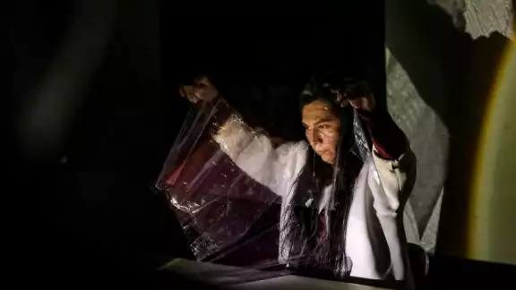 La obra se genera a partir de un performance que explora el mundo desde una lógica diferente