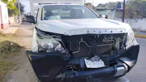 Por el impacto el coche avanzo varios metros y dio un giro de 180 grados, quedando en posición contraria a la que transitaba Por el impacto el coche avanzo varios metros y dio un giro de 180 grados, quedando en posición contraria a la que transitaba