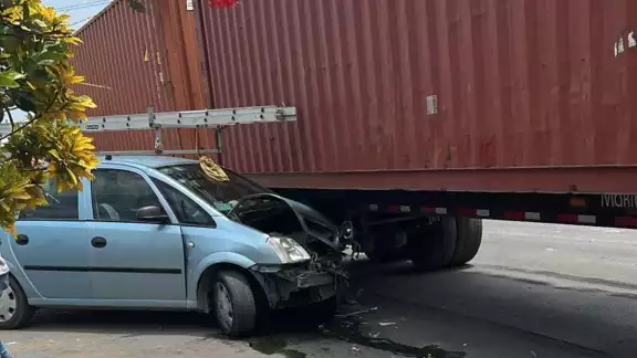 El tráiler siguió su camino al no presentar daños El tráiler siguió su camino al no presentar daños