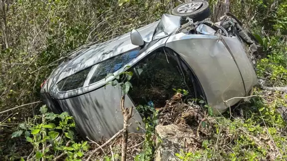 Otros dos menores resultaron heridos junto a una pareja que iba en el auto