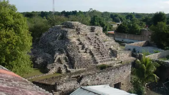 Son muy pocas las personas que visitan el lugar, entre los cuales destacan estudiantes o transeúntes locales que posan para una foto Son muy pocas las personas que visitan el lugar, entre los cuales destacan estudiantes o transeúntes locales que posan para una foto