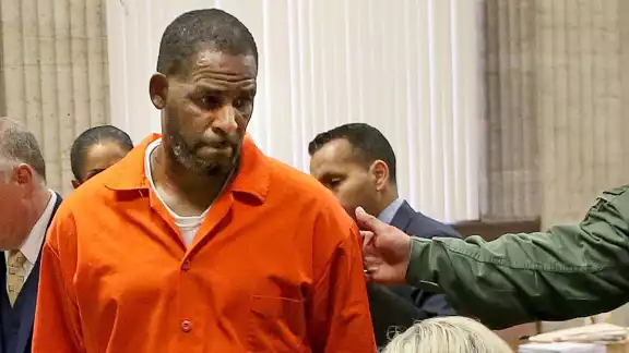 Un tribunal federal de apelaciones de EE.UU. confirmó la  sentencia de 20 años de prisión impuesta al cantante Robert Sylvester Kelly, conocido como R. Kelly, por pornografía infantil