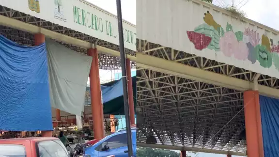 Comerciantes vieron como el niño aventó el cuchillo desde el puesto de su mamá Comerciantes vieron como el niño aventó el cuchillo desde el puesto de su mamá