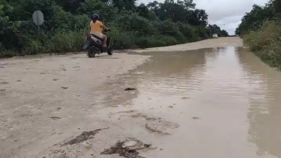 Los encharcamientos dificultan el paso de los vehículos y peatones, quienes tienen que caminar dentro del agua y lodo para salir al Centro de la ciudad. Los encharcamientos dificultan el paso de los vehículos y peatones, quienes tienen que caminar dentro del agua y lodo para salir al Centro de la ciudad.