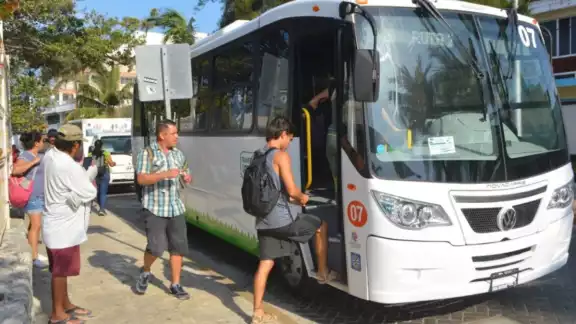En caso de recurrir con la conducta, el chofer será despedido En caso de recurrir con la conducta, el chofer será despedido