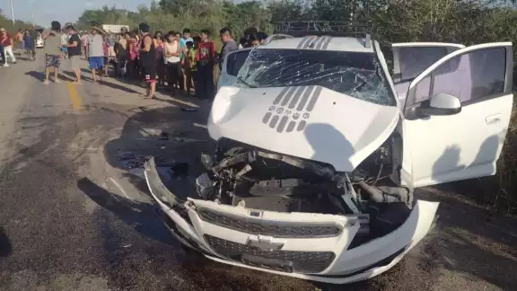 Así terminó uno de los vehículos en la carretera de Felipe Carrillo Puerto Así terminó uno de los vehículos en la carretera de Felipe Carrillo Puerto