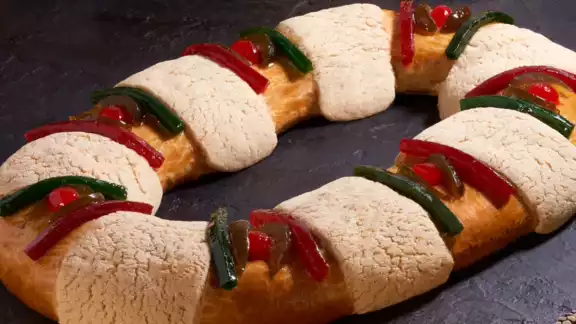 Las familias acostumbran a comer la rosca el seis de enero acompañado de chocolate caliente Las familias acostumbran a comer la rosca el seis de enero acompañado de chocolate caliente