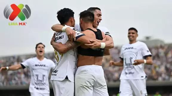 El partido de Pumas - Juárez pasará a la historia como el primer juego donde se utilizó el arbitraje tipo 'NFL' en la Liga MX. El central revisó una falta y, tras acudir a la pantalla, informó al estadio
El partido de Pumas - Juárez pasará a la historia como el primer juego donde se utilizó el arbitraje tipo 'NFL' en la Liga MX. El central revisó una falta y, tras acudir a la pantalla, informó al estadio