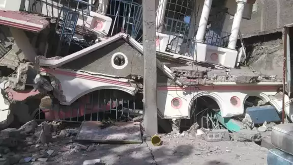 Los habitantes compartieron imágenes en redes sociales que muestran los desesperados esfuerzos para sacar a gente de los escombros de los edificios derrumbados. Foto: Especial Los habitantes compartieron imágenes en redes sociales que muestran los desesperados esfuerzos para sacar a gente de los escombros de los edificios derrumbados. Foto: Especial
