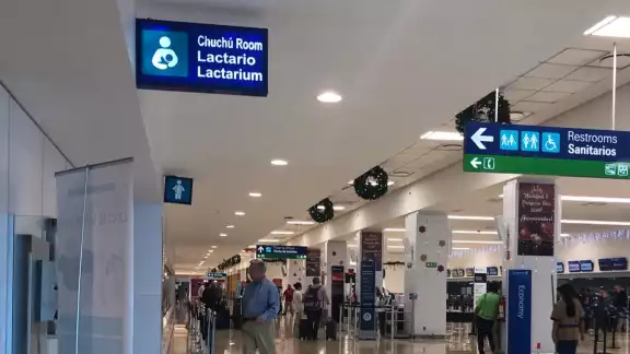 El lugar consta de un sillón y una televisión para que las madres se sientan cómodas