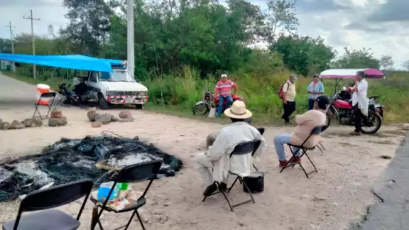 En grupos de 7 personas se rotan los turnos para evitar la entrada a los trabajadores de la granja en Sitilpech En grupos de 7 personas se rotan los turnos para evitar la entrada a los trabajadores de la granja en Sitilpech