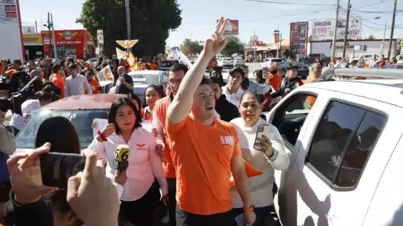 Samuel García tiene en su esposa Mariana Rodríguez una gran colaboradora por el arrastre de la influencer en las redes sociales. Samuel García tiene en su esposa Mariana Rodríguez una gran colaboradora por el arrastre de la influencer en las redes sociales.