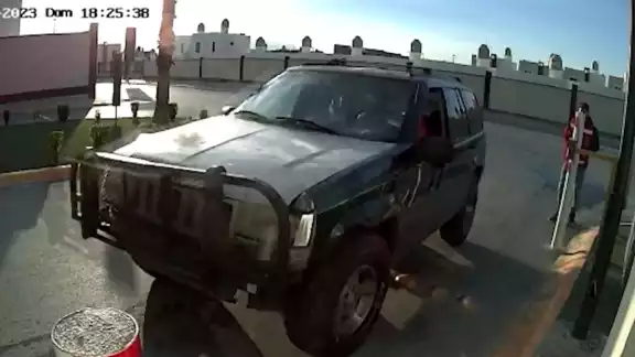 Llega a redes "Lady Cherokee" mujer que hace destrozos en fraccionamiento sobre su camioneta Llega a redes "Lady Cherokee" mujer que hace destrozos en fraccionamiento sobre su camioneta
